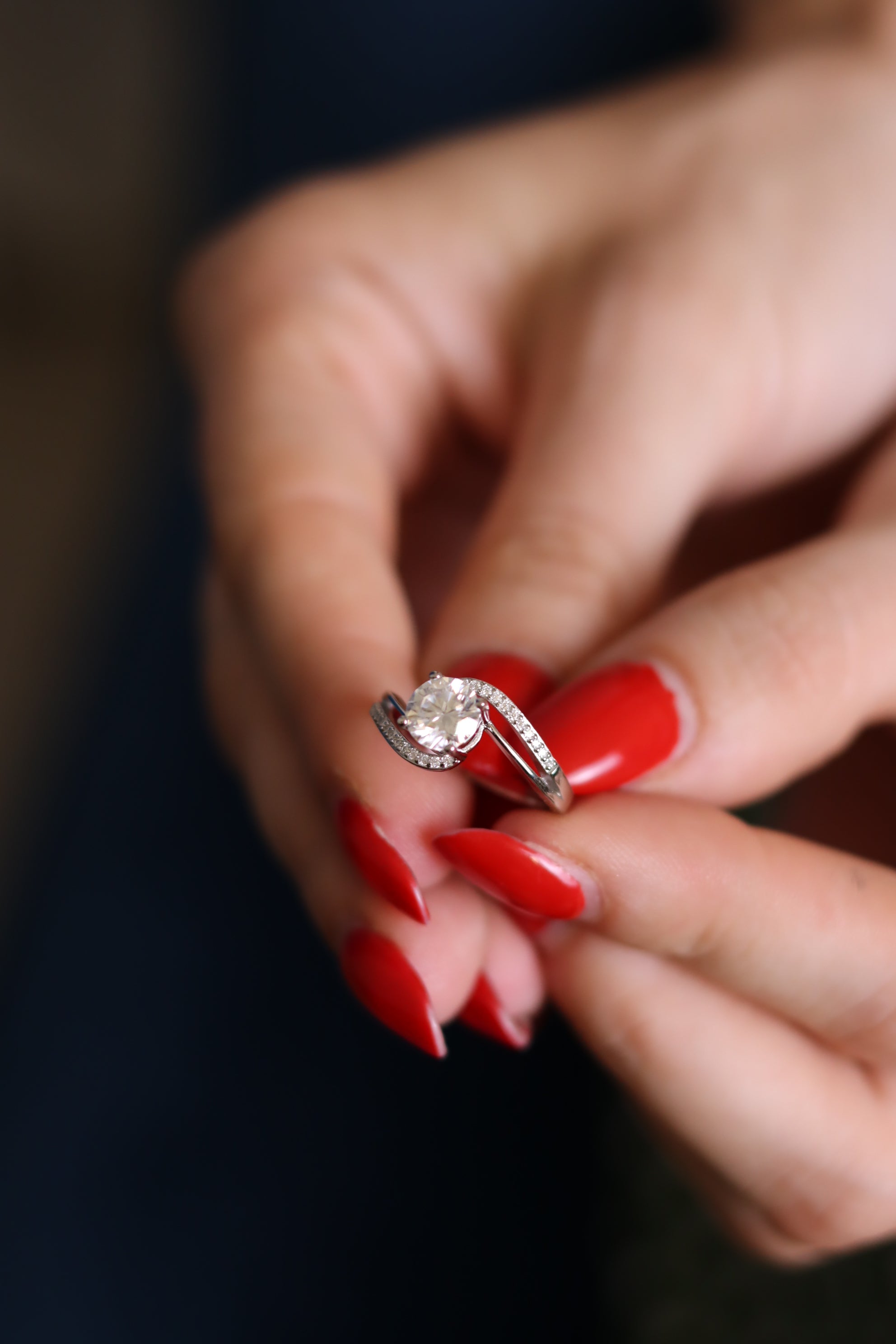 Anello Ranuncolo – Solitario Moissanite 7mm Contrariè Gambo Pavé | Argento 925