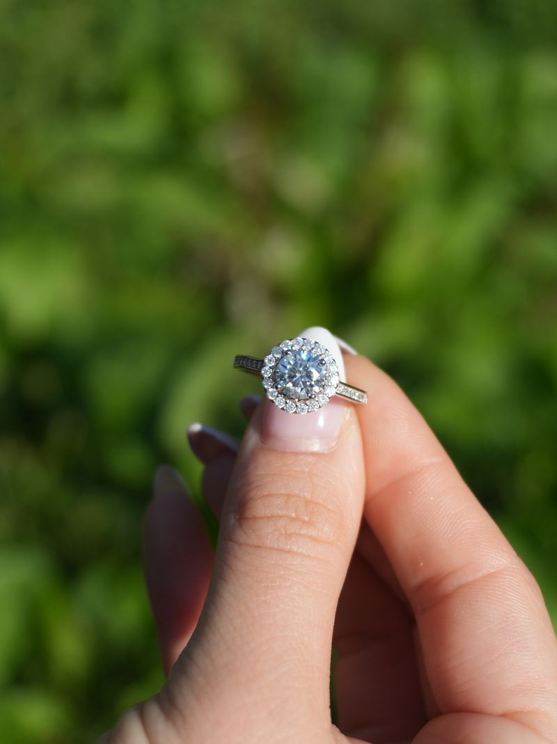 Anello Emilia– Solitario Moissanite Halo doppia corona 7mm  | Argento 925