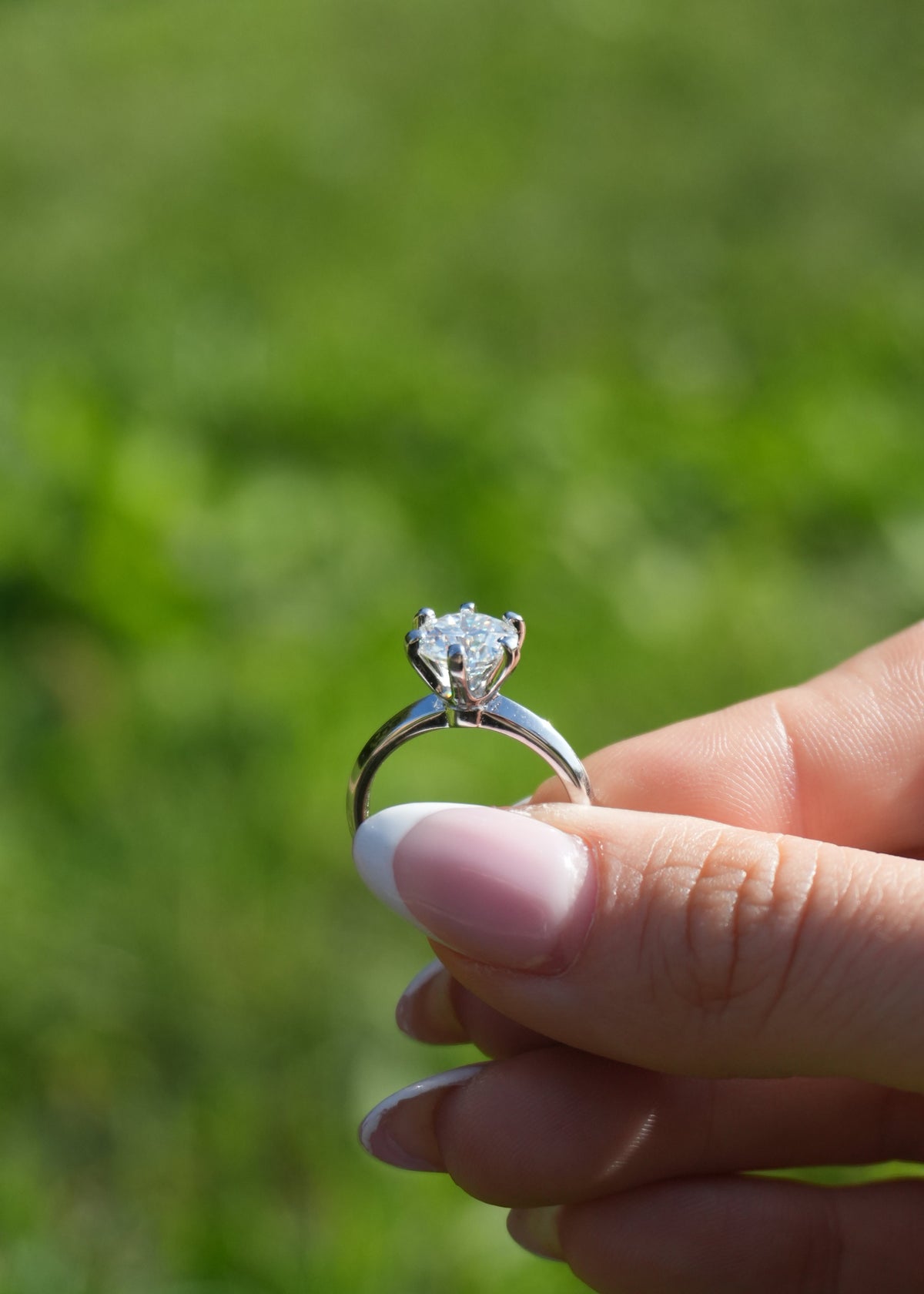 Anello Elsa – Solitario Moissanite 8mm | Argento 925 | Anello di Fidanzamento