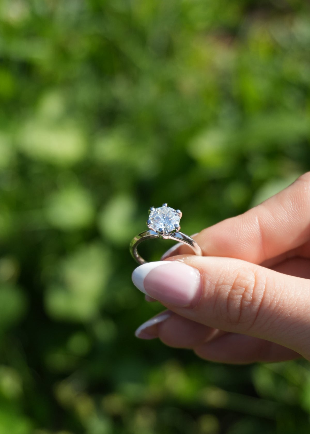 Anello Elsa – Solitario Moissanite 8mm | Argento 925 | Anello di Fidanzamento