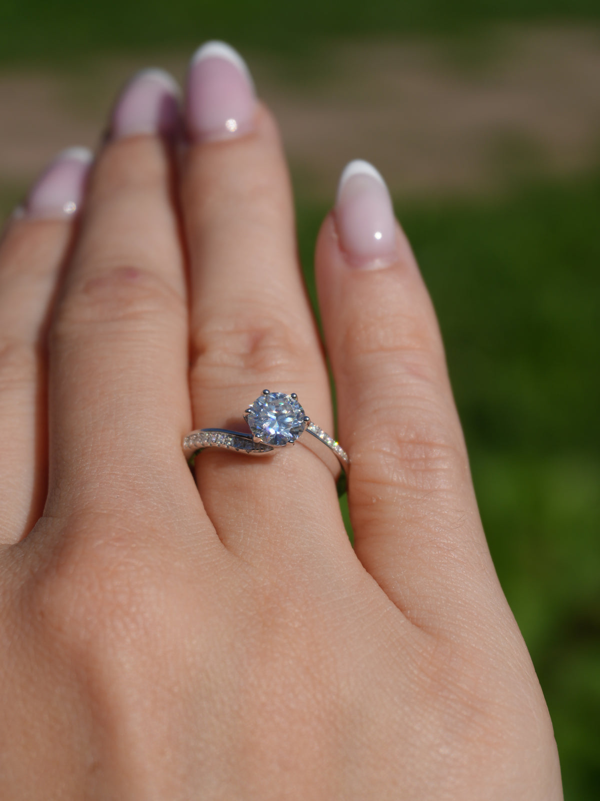 Anello Amanda – Solitario Moissanite 6 mm 6 griffe Gambo twist Pavé | Argento 925
