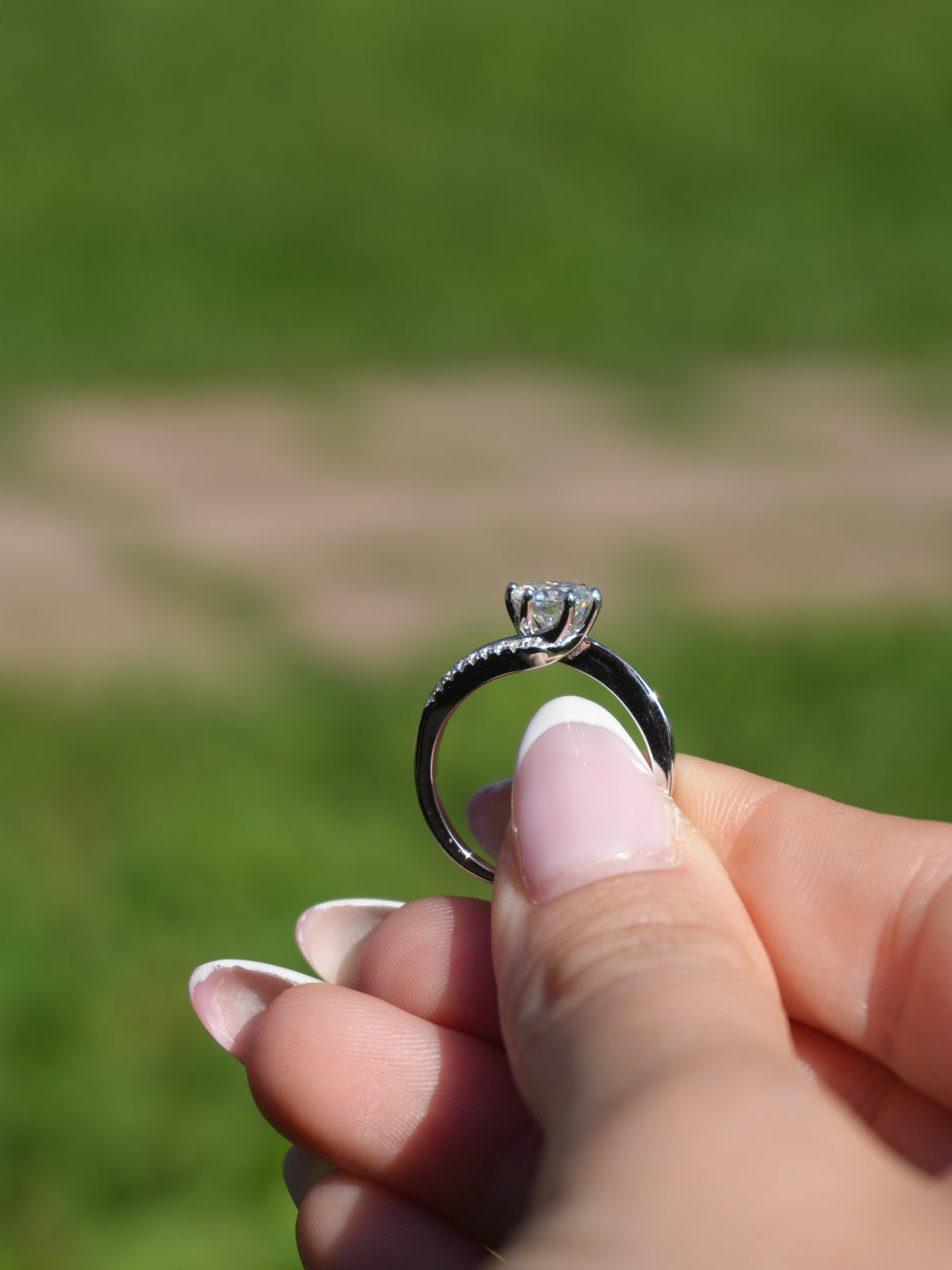 Anello Amanda – Solitario Moissanite 6 mm 6 griffe Gambo twist Pavé | Argento 925