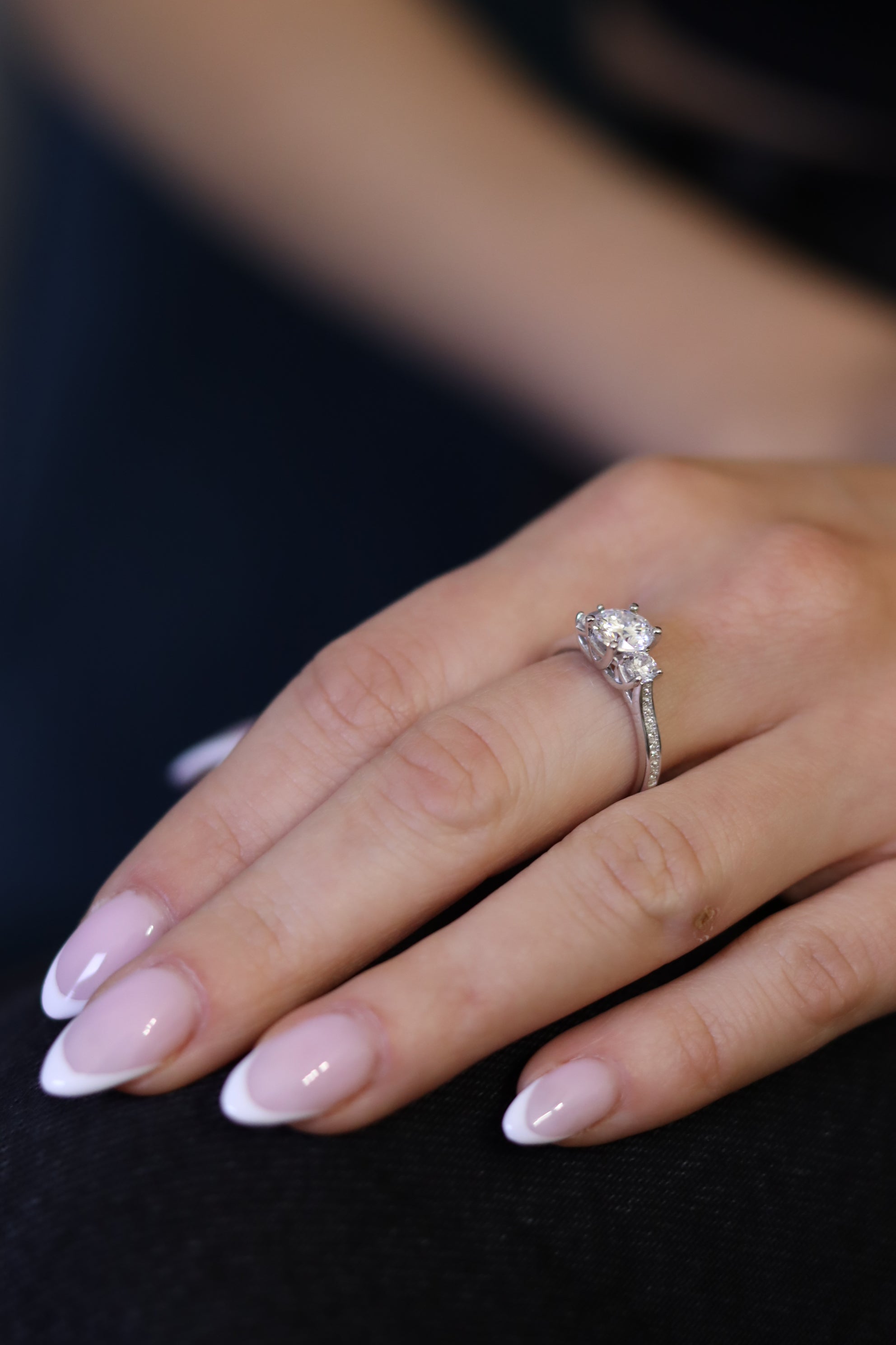 Anello Tulipano – Trilogy Moissanite 7mm + 4mm Degradé Gambo Pavé | Argento 925