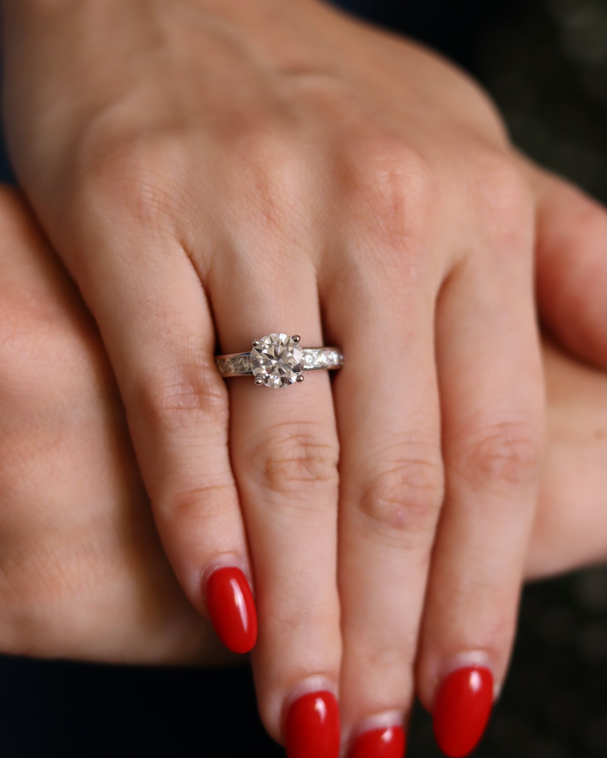 Anello Malva – Solitario Moissanite 8mm 4 Griffe + 8 Pietre Gambo | Argento 925