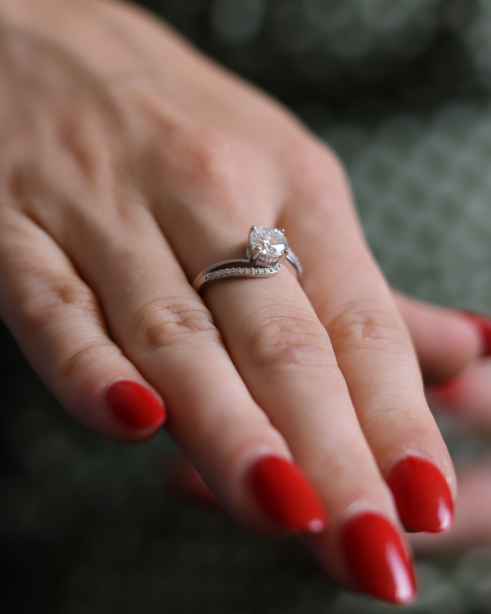 Anello Ranuncolo – Solitario Moissanite 7mm Contrariè Gambo Pavé | Argento 925