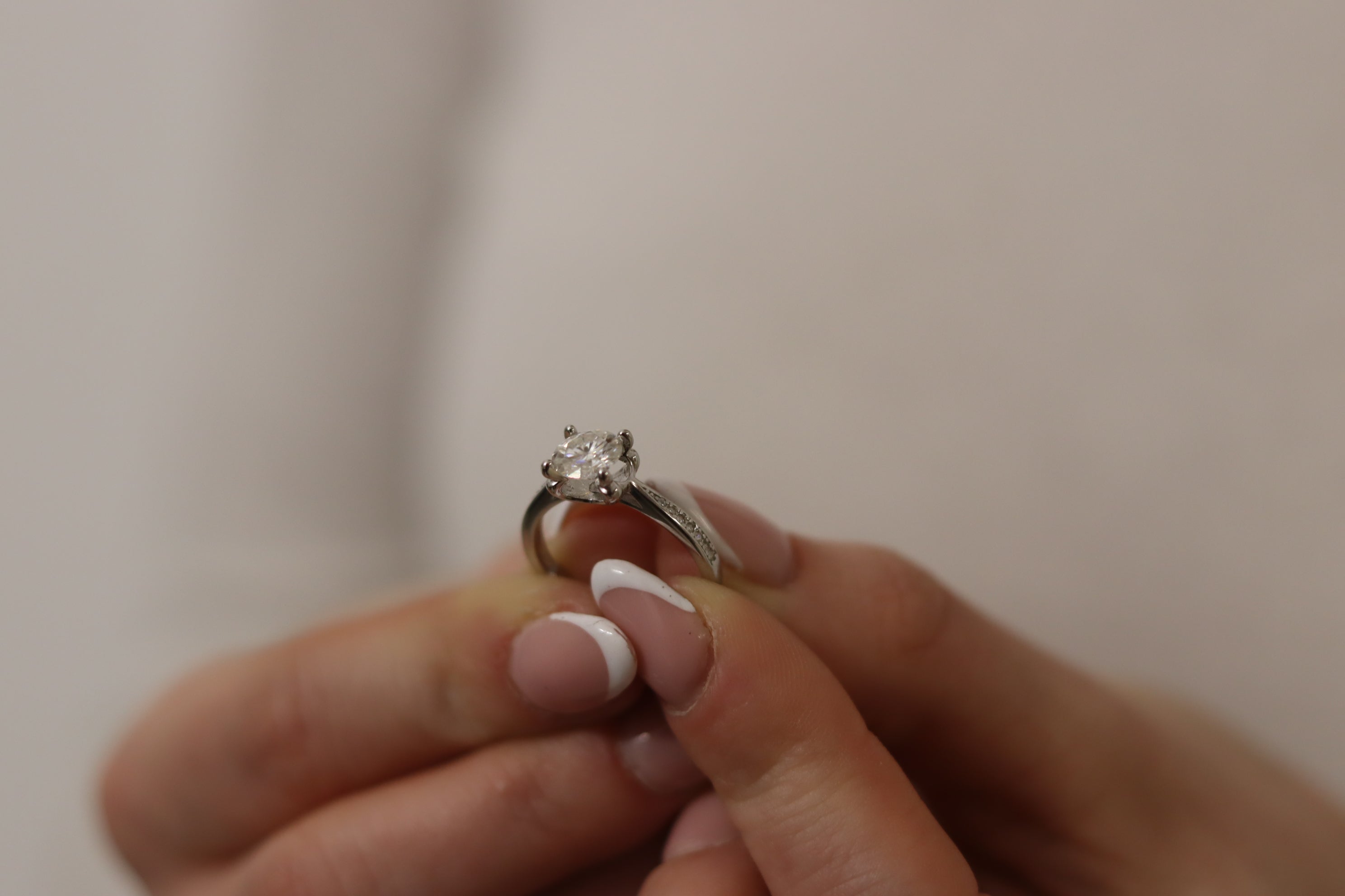 Anello Mimosa – Solitario Moissanite 7mm 4 Griffe | Argento 925