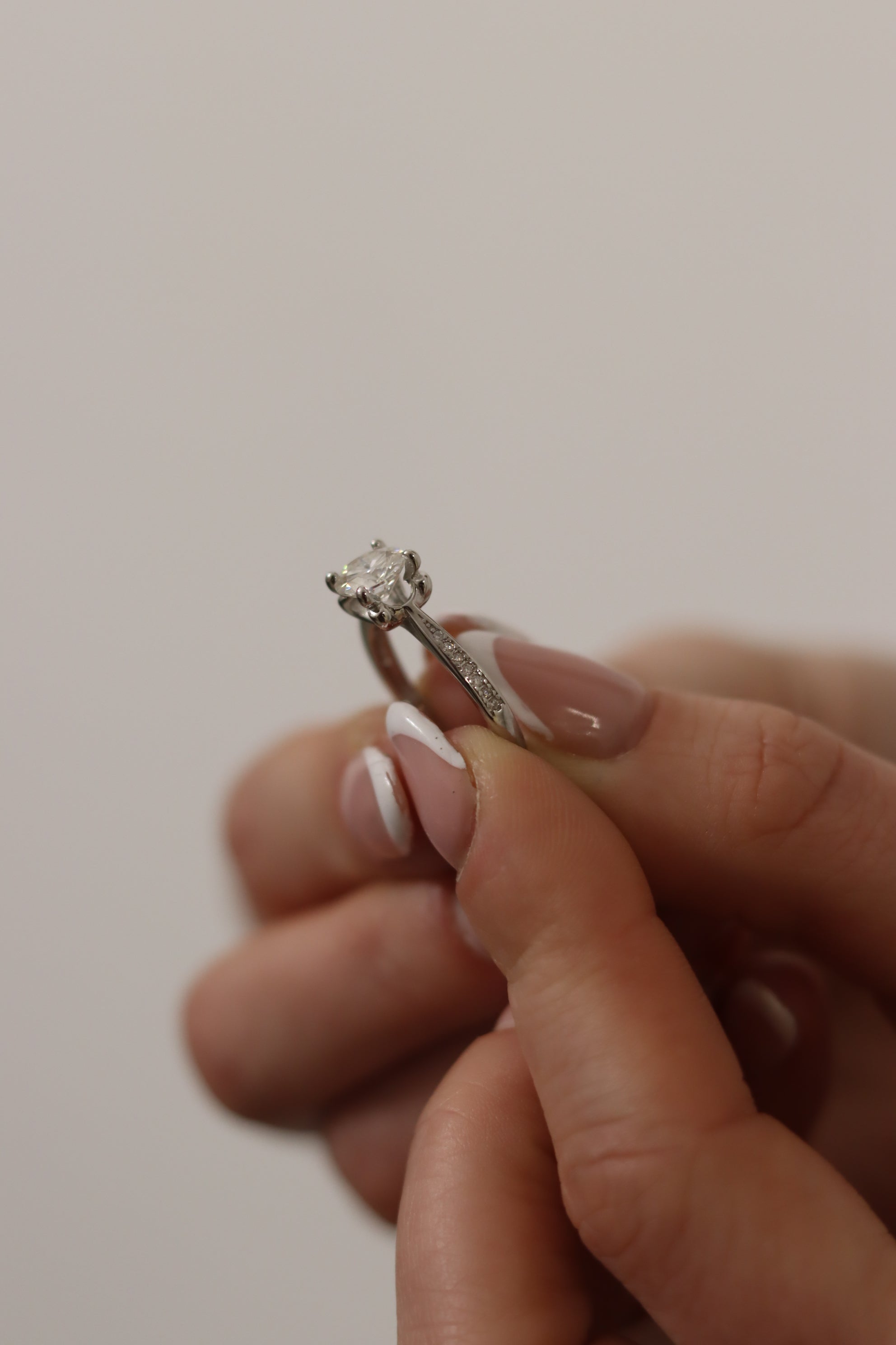Anello Mimosa – Solitario Moissanite 7mm 4 Griffe | Argento 925